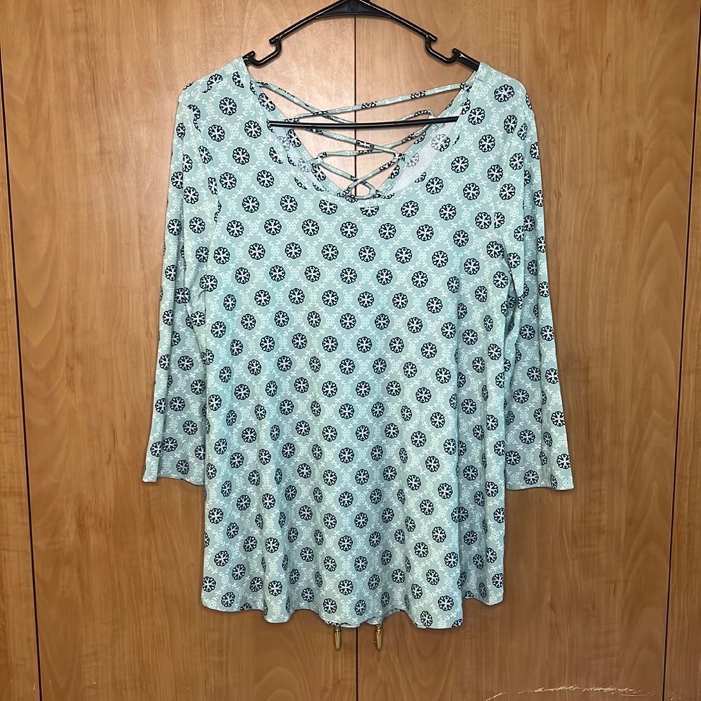 Sweet Tea’s by Pink Rose Medium 1/2 sleeve shirt. Ties up back. Light mint